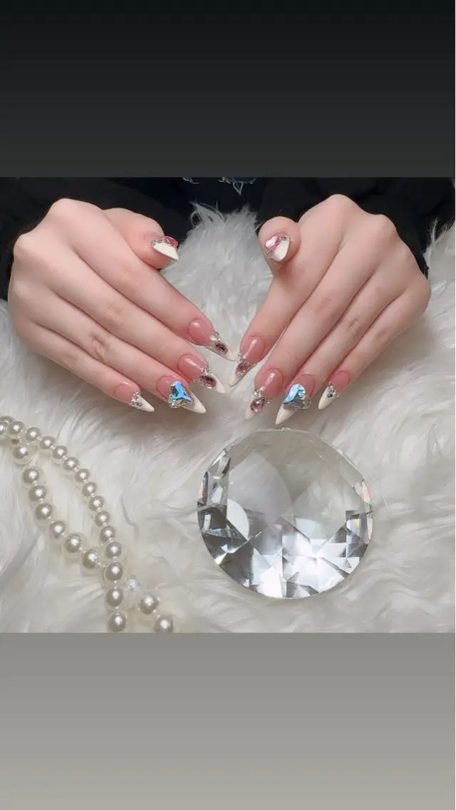 ネイル フレンチネイル ストーンネイル nail salon azuのネイルデザイン