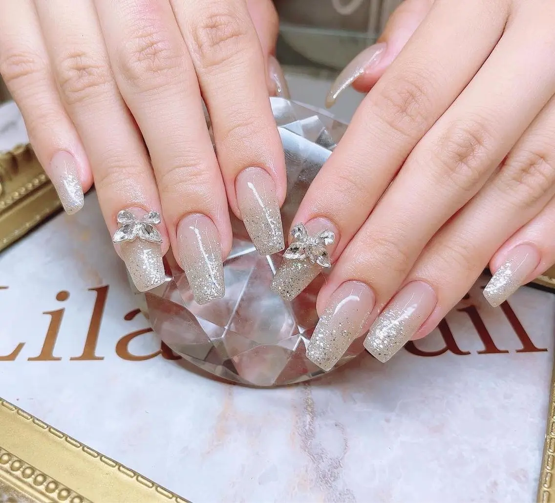 ネイル オーロラネイル ジェルネイル グラデーション ハードジェル キラキラネイル Lilas Nailのネイルデザイン