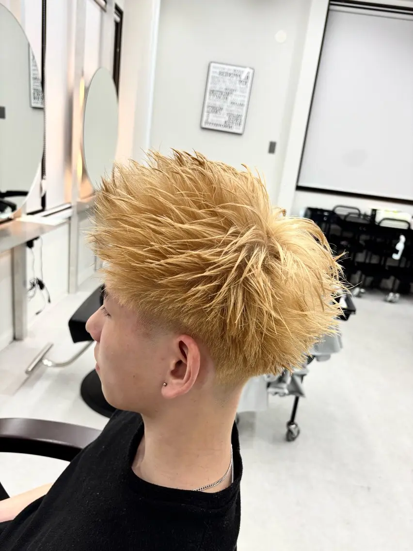 カラー メンズ メンズブリーチ フェードカット メンズハイトーン スパイキーショート ベージュカラー カット ヘアカラー KanedaRio パーマ/フェードのヘアスタイル