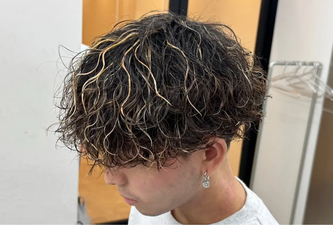 メンズ アップバング メンズブリーチ フェードカット フェザーパーマ メンズハイライト カット ヘアカラー パーマ SEIYA メンズパーマ職人のヘアスタイル