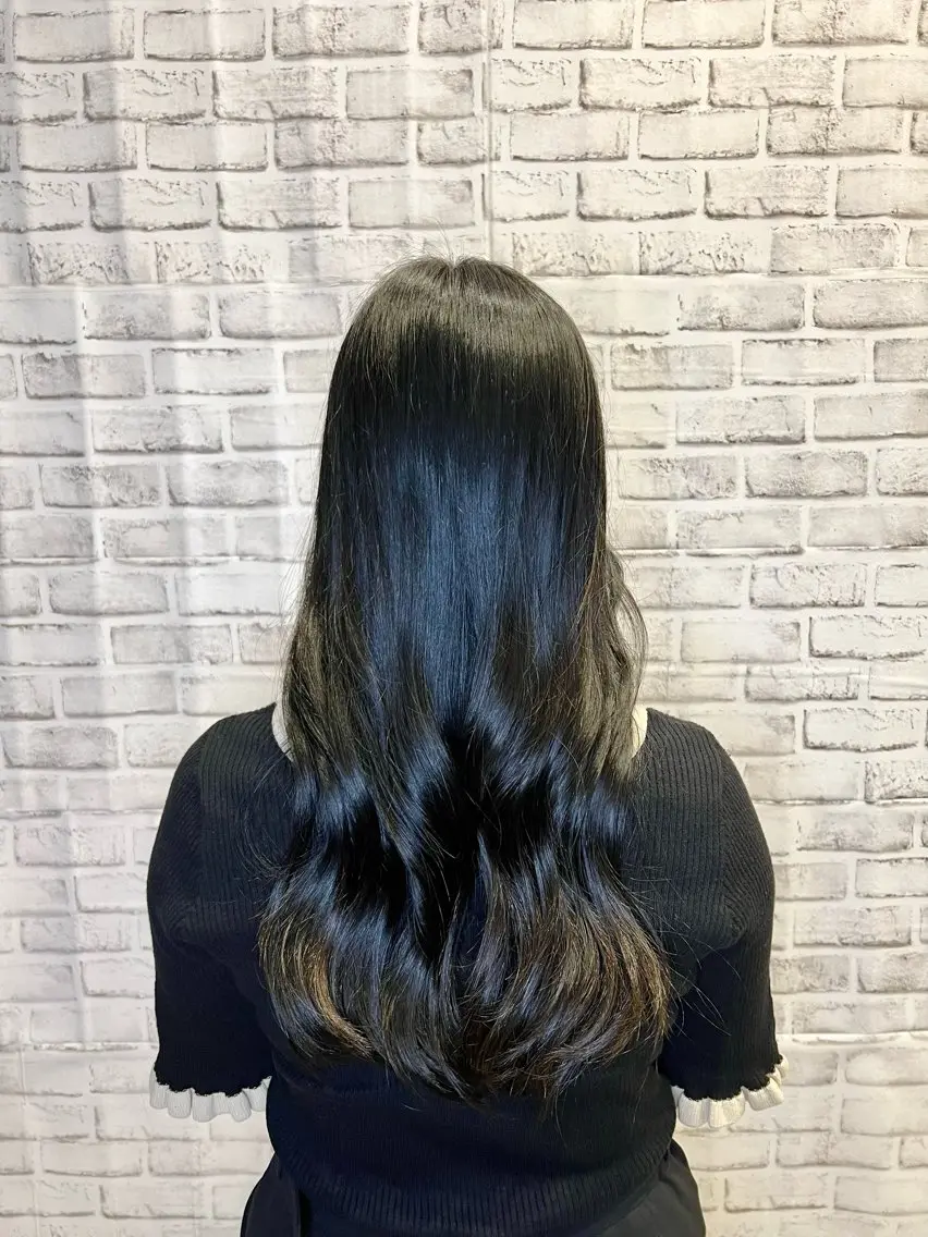 ロング カラー 黒髪 ブルーカラー ブルーブラック 黒田 愛梨のヘアスタイル
