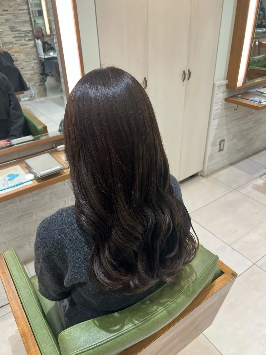 ロング アッシュ アッシュブラウン カット ヘアカラー 山口 愛紗花のヘアスタイル