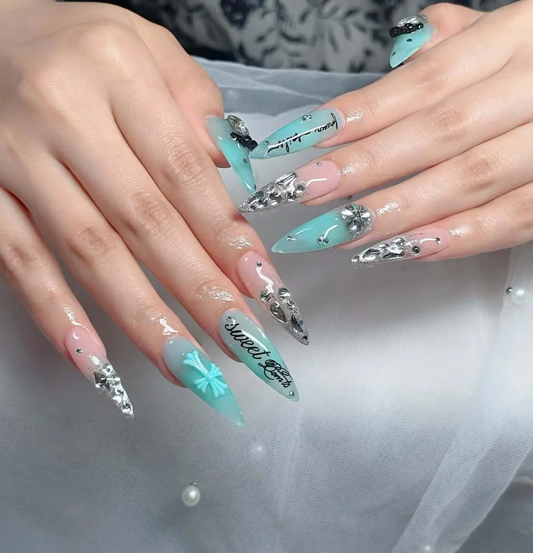 ネイル フレンチネイル ジェルネイル ガラスフレンチ ハロウィン ハート ハンドネイル Sakura h.babynailのネイルデザイン