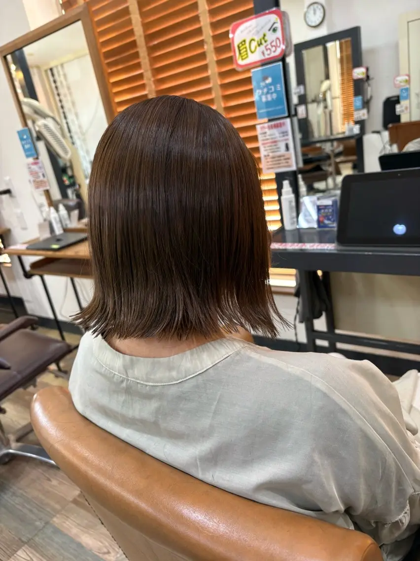 ショート カラー ベージュカラー オリーブベージュ ボブ 外ハネヘア 浦﨑 笑美里のヘアスタイル