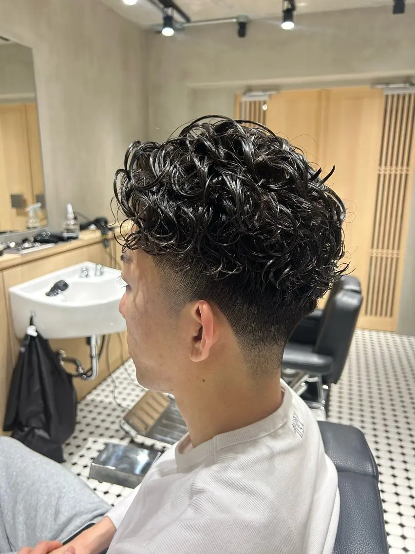 ミディアム メンズ ミディアムパーマ フェードカット メンズパーマ 【明大前フェード/ メンズパーマ/岳】のヘアスタイル