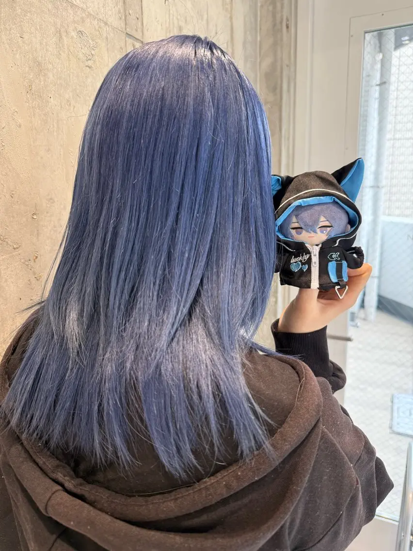 ロング カラー ブリーチ ブルーカラー ケアブリーチ ダブルカラー ネイビーカラー ヘアカラー トリートメント インナーカラー 推し ブリーチ 髪質改善のヘアスタイル