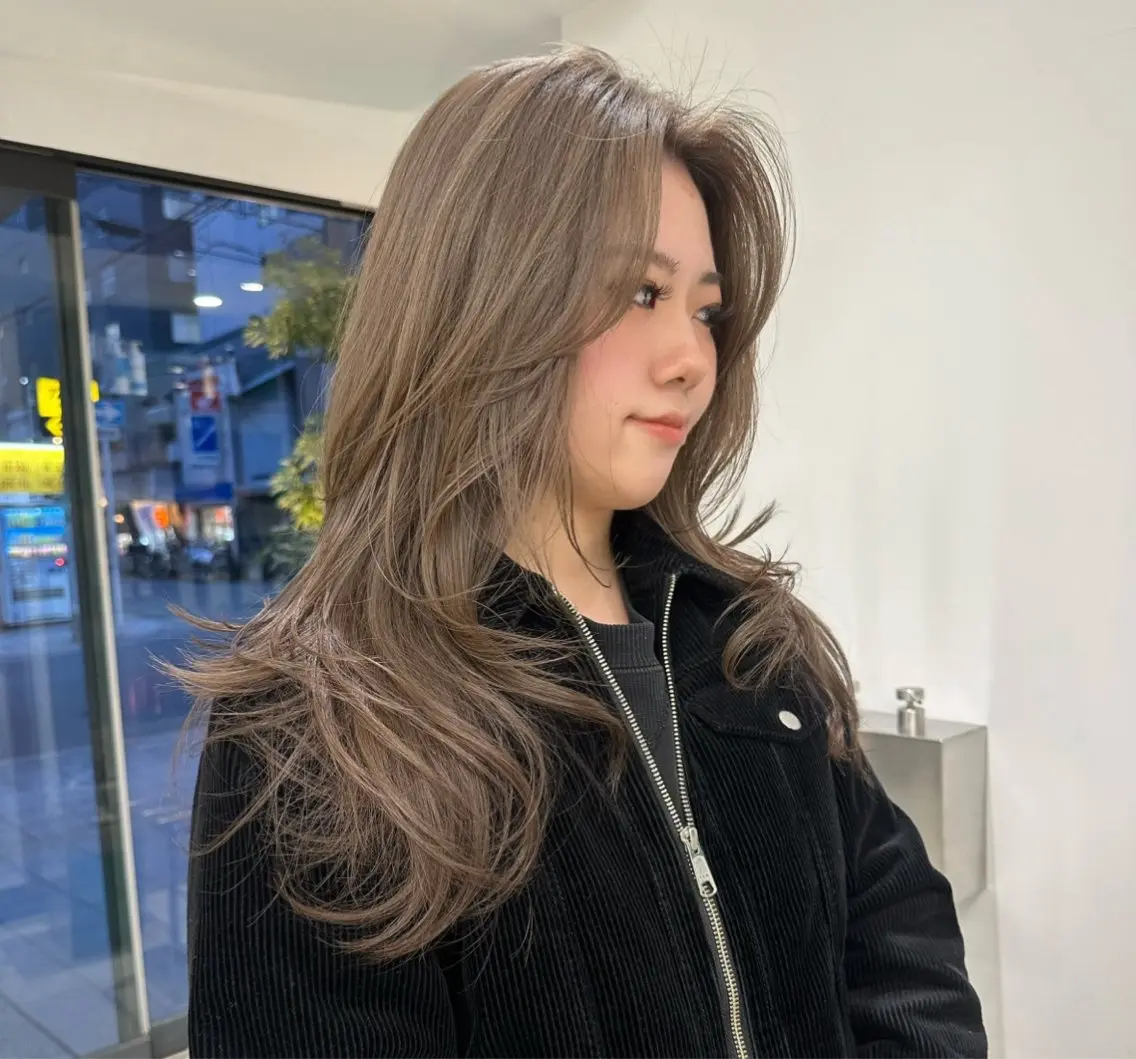 セミロング カラー ベージュカラー ブリーチ ダブルカラー ヘーゼル ブリーチなしカラー カット ヘアカラー トリートメント ハイトーン/透け感 カラー🎀真香のヘアスタイル