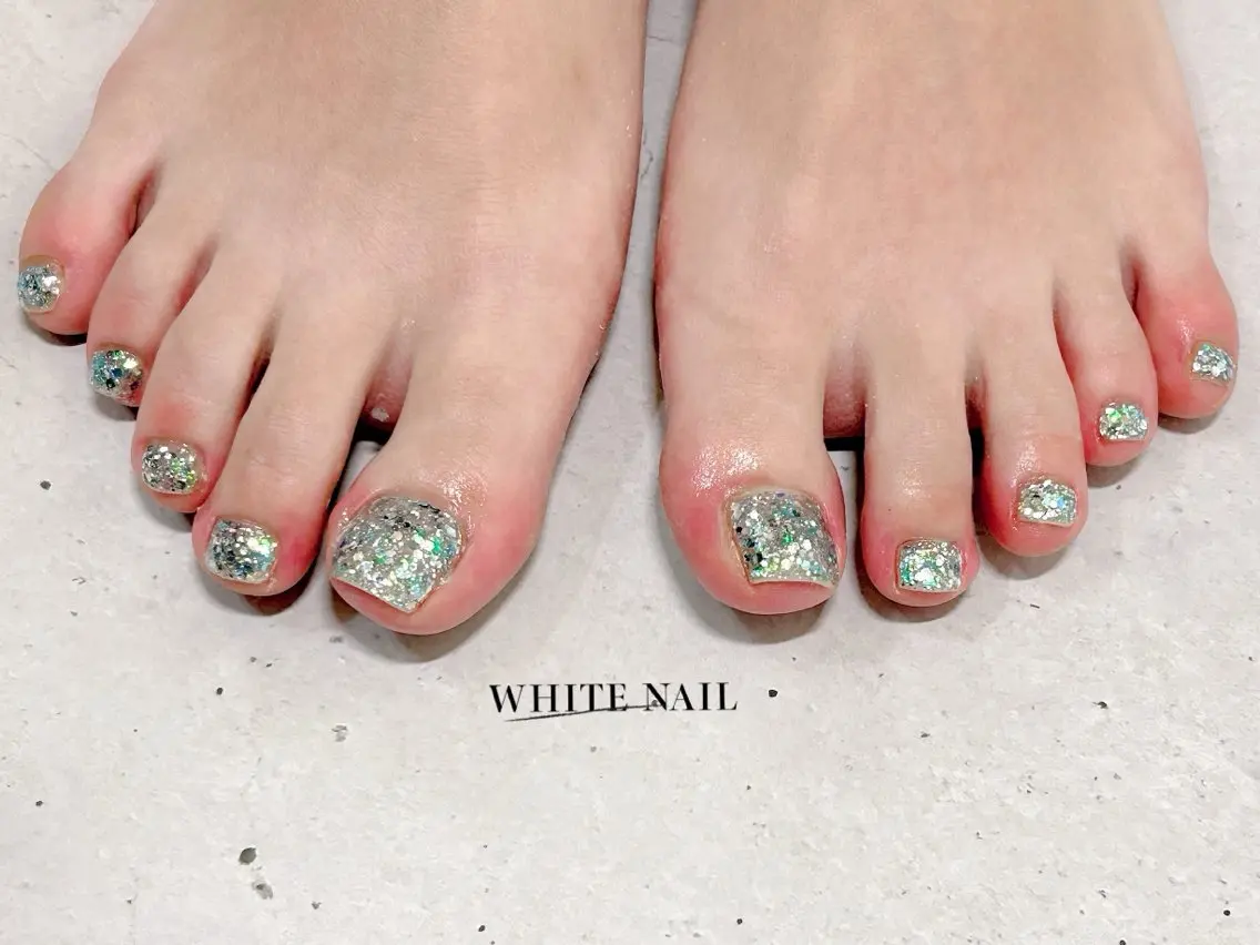 ネイル ラメ(グリッター) ワンカラーネイル フットネイル WHITE NAIL ホワイトネイルのネイルデザイン