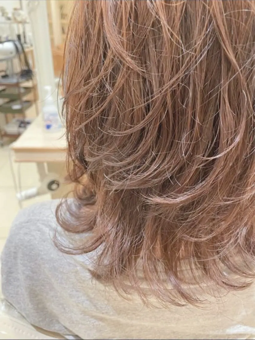 セミロング パーマ ハイトーン🌈✨️ 吉村美沙季のヘアスタイル