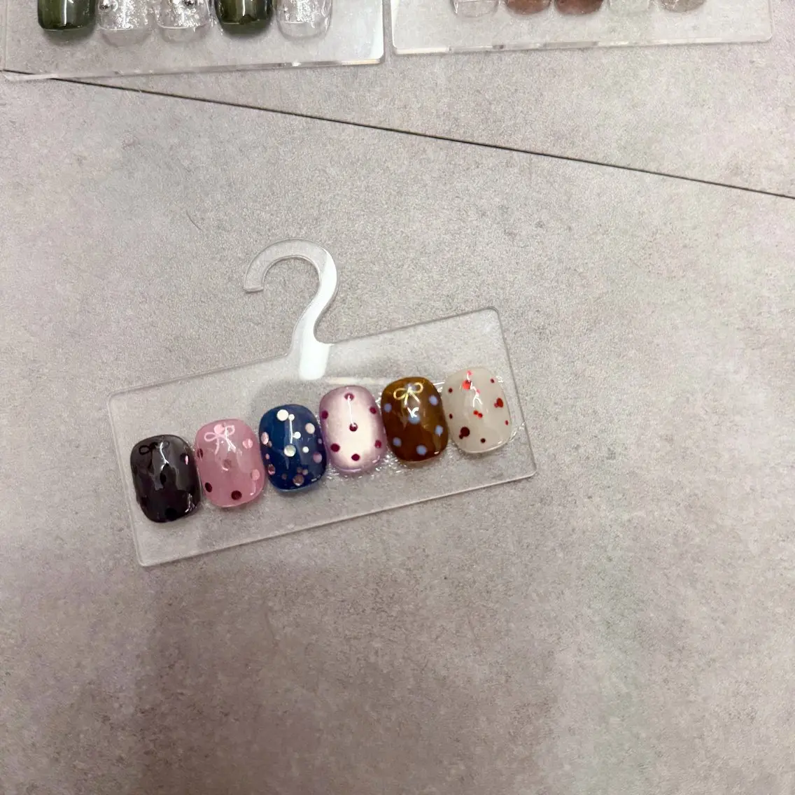ネイル ドット ジェルネイル キラキラネイル マグネットネイル ニュアンスネイル ハンドネイル ハンドケア Bana_ Nailのネイルデザイン