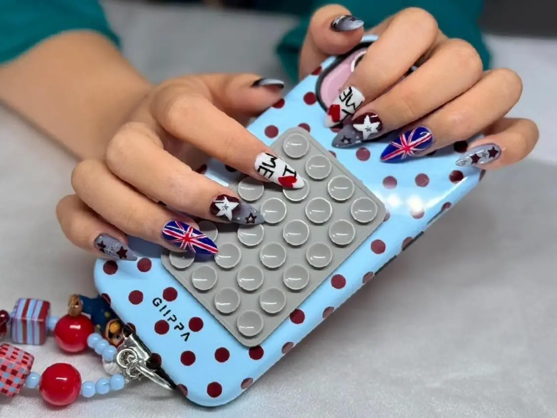 ネイル オーロラネイル 氷ネイル・うるうるネイル 韓国ネイル 水色 夏ネイル ハンドネイル kirakime nailのネイルデザイン