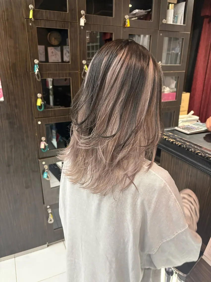 セミロング カラー 🦋YUI 髪質改善 ブリーチ 着付け🦋のヘアスタイル