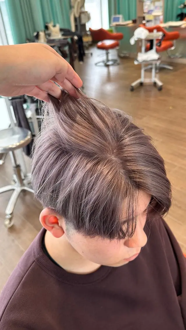 ショート カラー メンズ メンズハイトーン グレージュ ハイトーンカラー シルバー 卒業式のヘアスタイル 佐藤功真/ ブリーチなしカラーのヘアスタイル