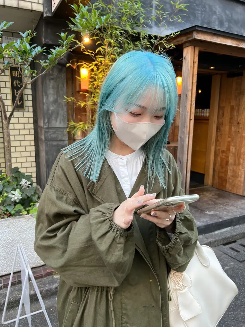 セミロング カラー 顔周りレイヤーカット ブリーチminamiのヘアスタイル
