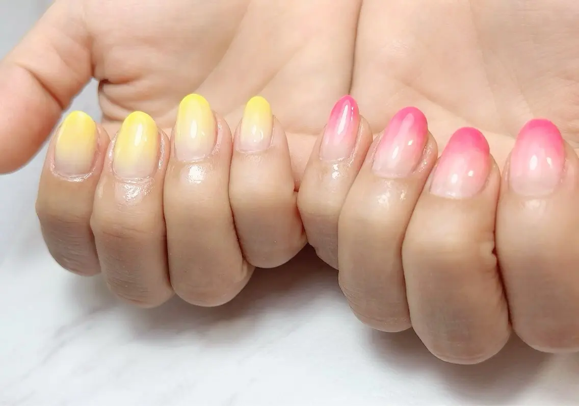 ネイル グラデーション ピンク ホワイト 黄色 ハンドネイル mi hoのネイルデザイン