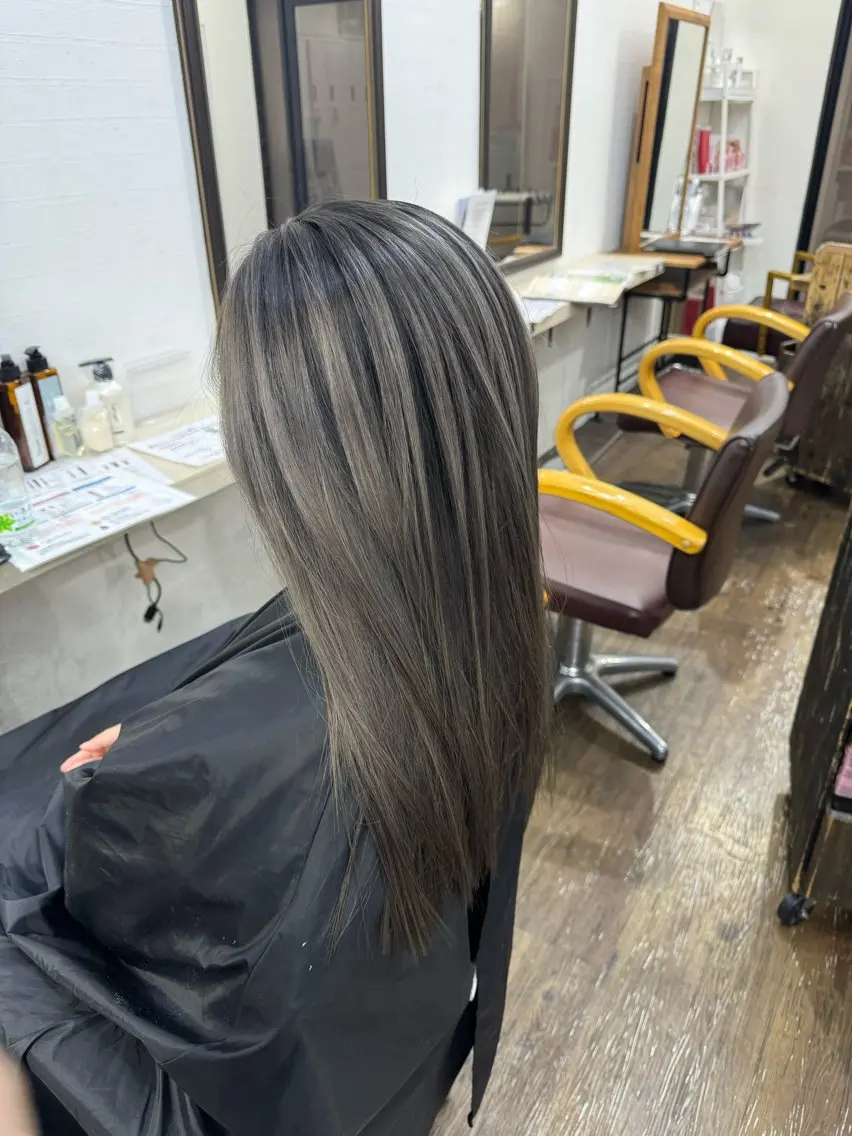 ロング 横浜🦋ハイトーン 🫐シャドウルーツのヘアスタイル