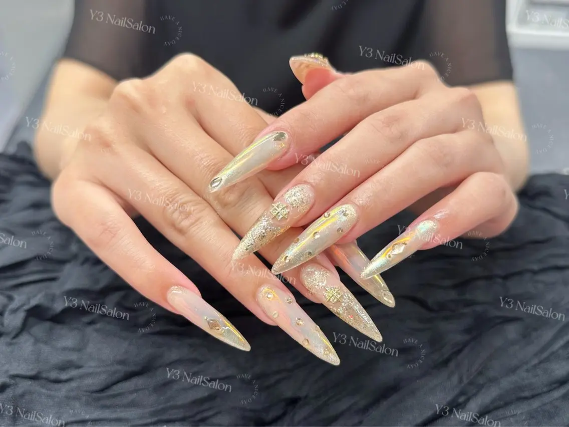 ネイル オーロラネイル 長さ出し ゴールド ゴージャス キラキラネイル ハンドネイル Y3 NailSalonのネイルデザイン