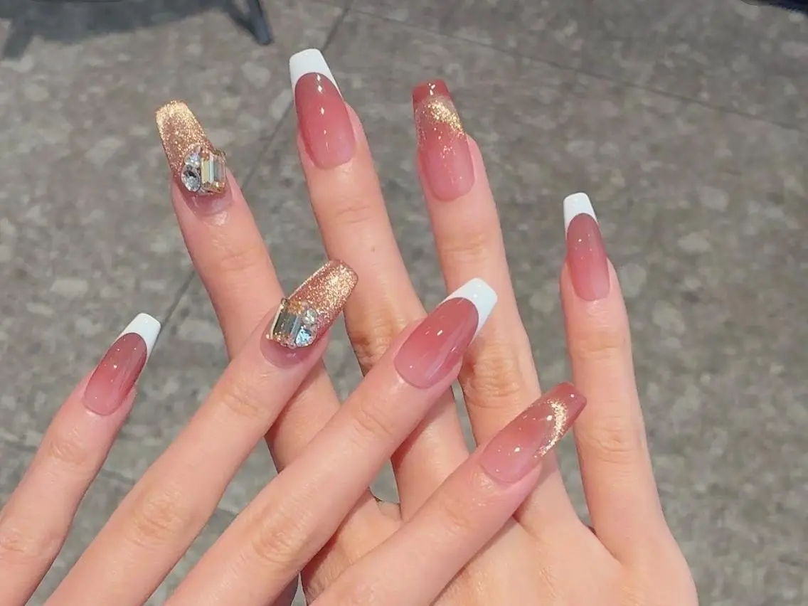 ネイル ジェルネイル ガーリー マグネットネイル ミディアムネイル ニュアンスネイル ハンドネイル ハンドケア ✨ Cocoのネイルデザイン