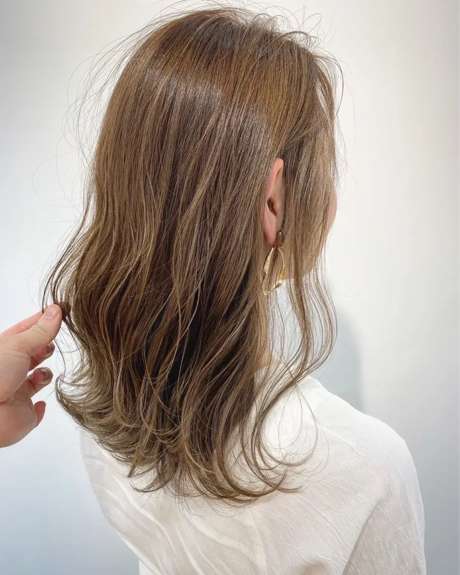 ミディアム カラー 片桐 美海のヘアスタイル