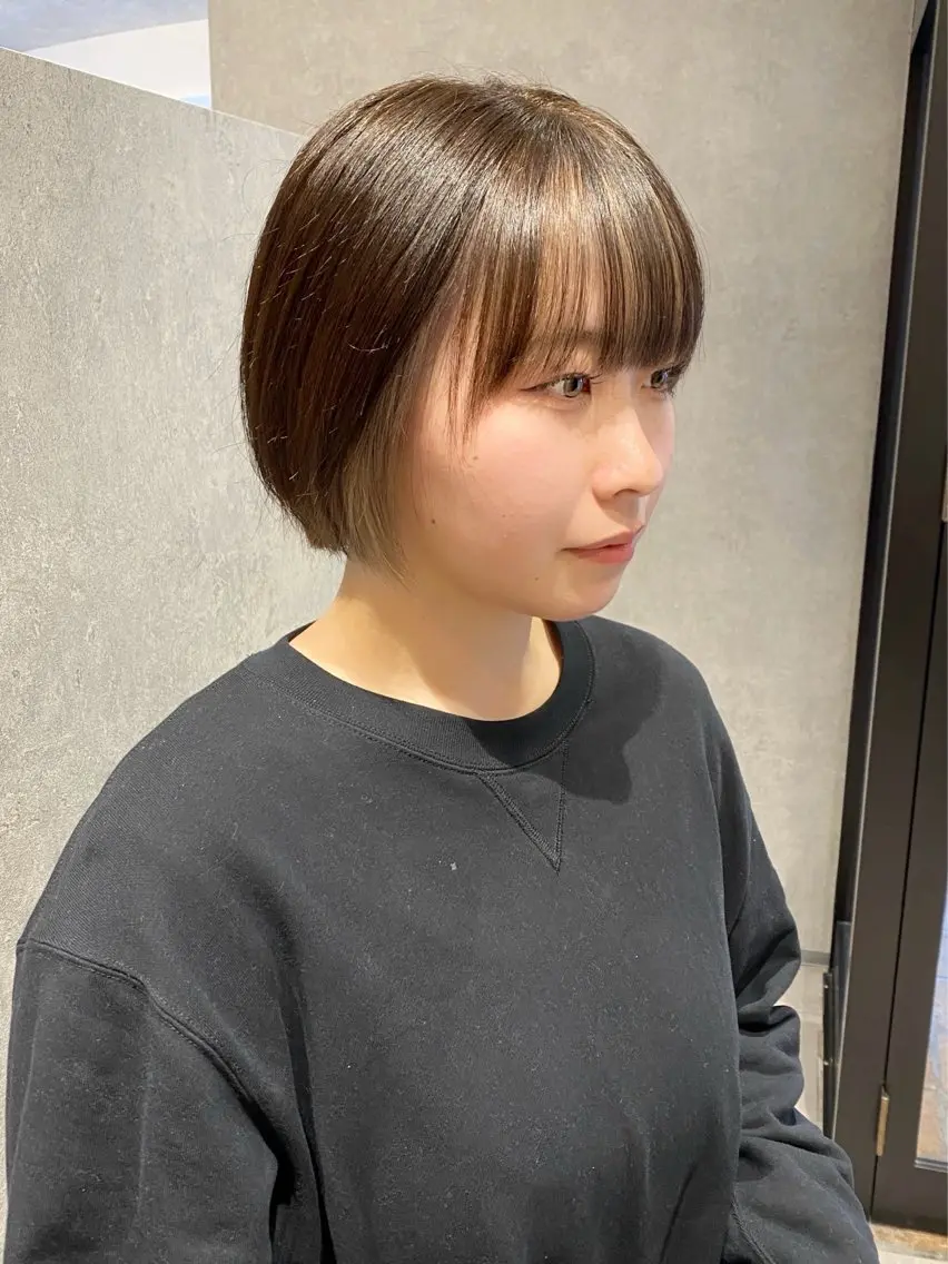 ショート カラー 切りっぱなしボブ ベージュカラー ブリーチ ダブルカラー イヤリングカラー ヘアカラー トリートメント saki🌼ボブ× 透明感カラー🌼のヘアスタイル