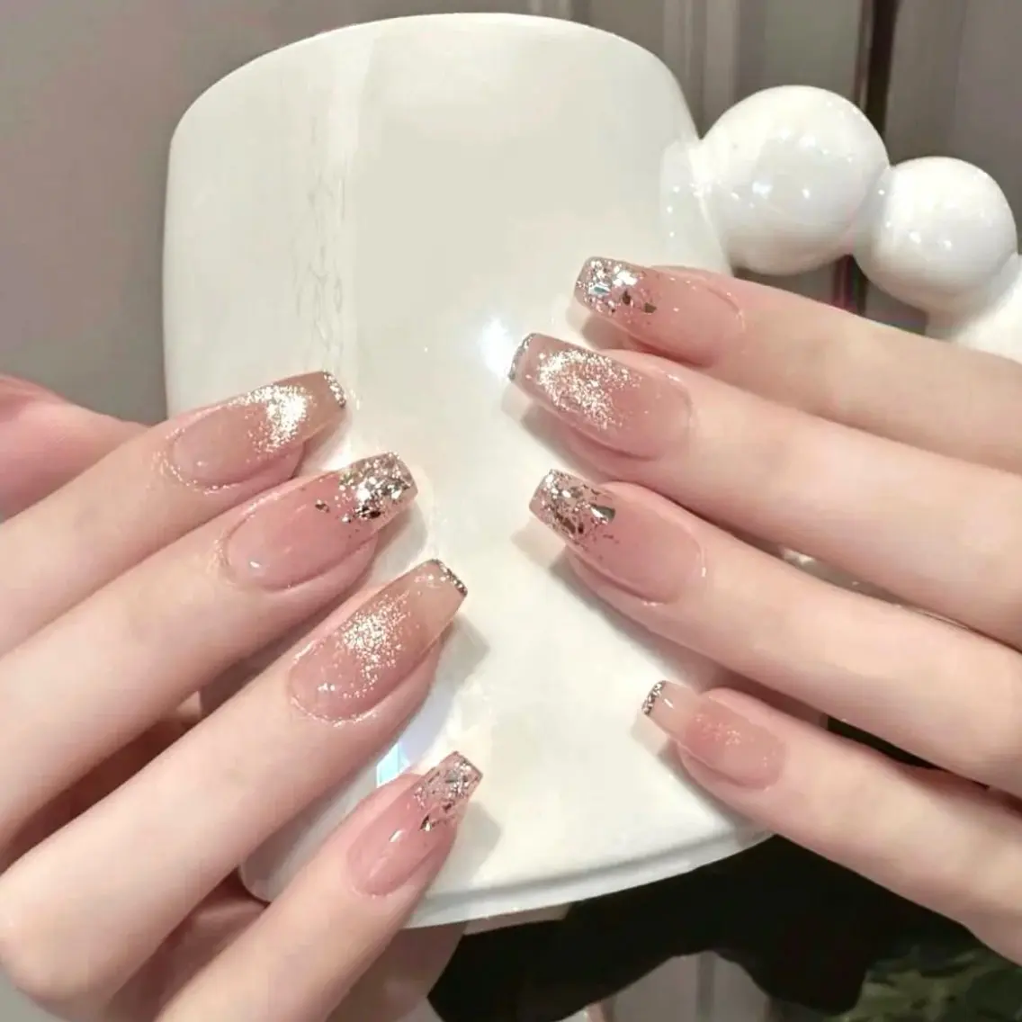 ネイル キラキラネイル 夏ネイル ワンホンネイル ハンドネイル 🎀 NaNa_nailのネイルデザイン