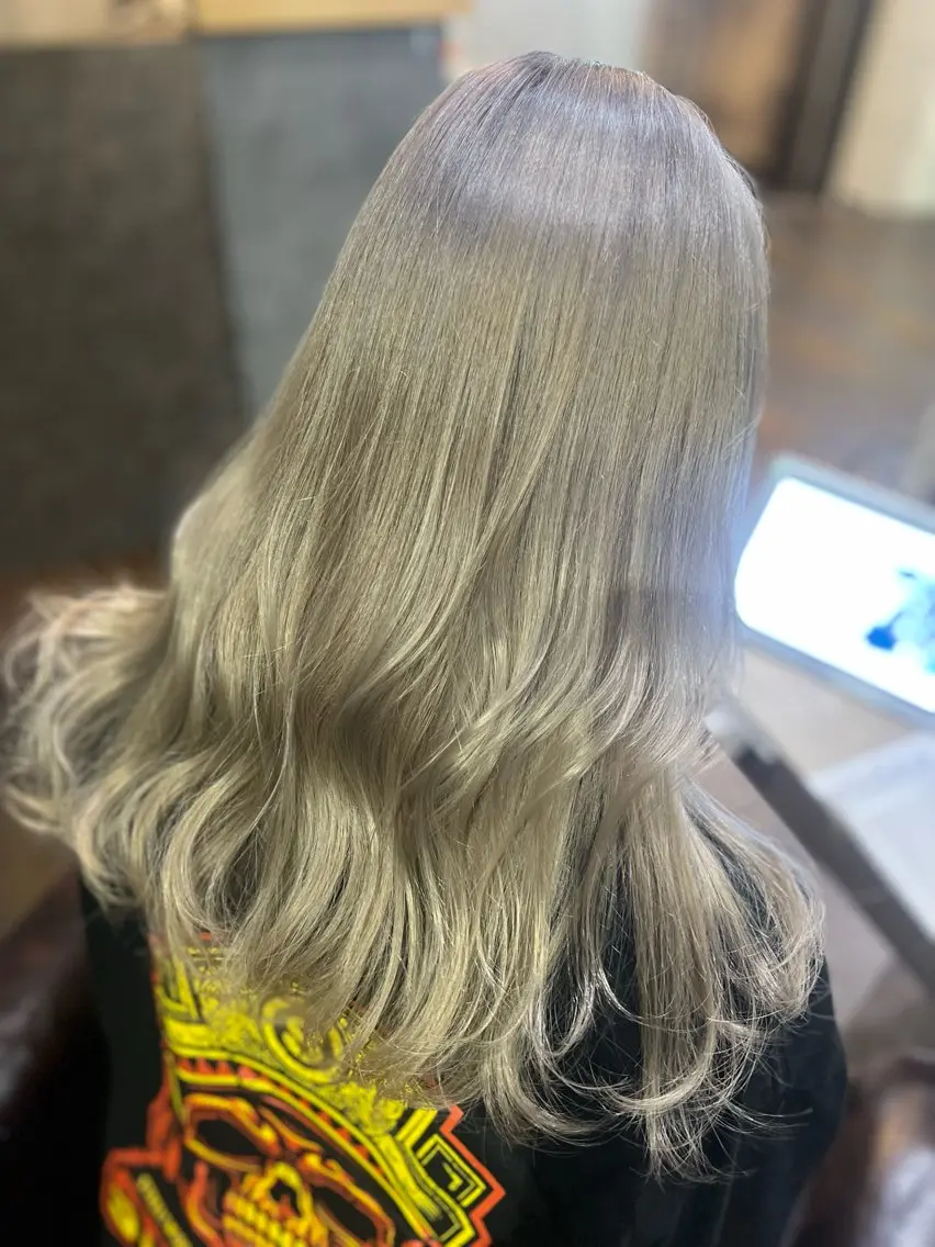 ロング カラー ヘアアレンジ シールエクステ バレイヤージュ ダブルカラー グラデーションカラー ハイライトカラー ミルクティーハイトー ン💖Mikaのヘアスタイル