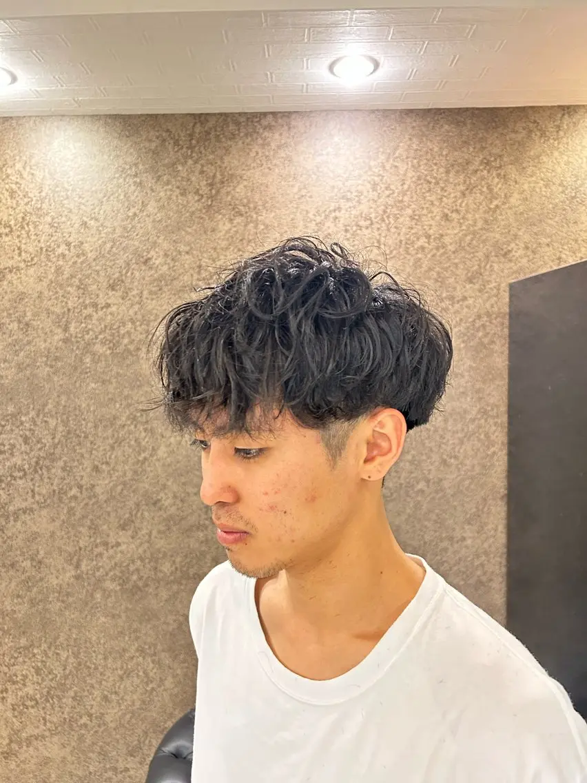 ショート パーマ メンズ メンズパーマ ツイストスパイラルパーマ スパイラルパーマ カット トミモト アユムのヘアスタイル