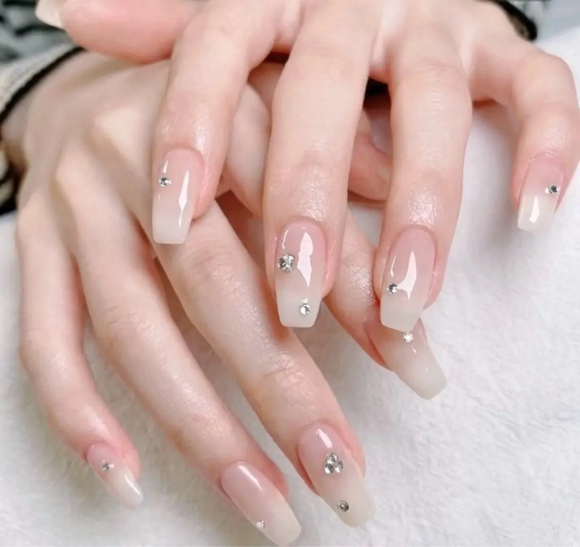 ネイル チークネイル 長さ出し フラワーネイル フレンチネイル ガーリー sun nail池袋 モデル募集のネイルデザイン