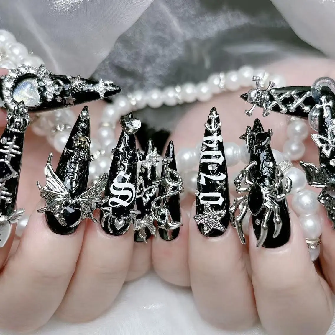 ネイル 長さ出し キラキラネイル 韓国ネイル ロングネイル マグネットネイル ハンドネイル ハンドケア Akira✨ nailのネイルデザイン
