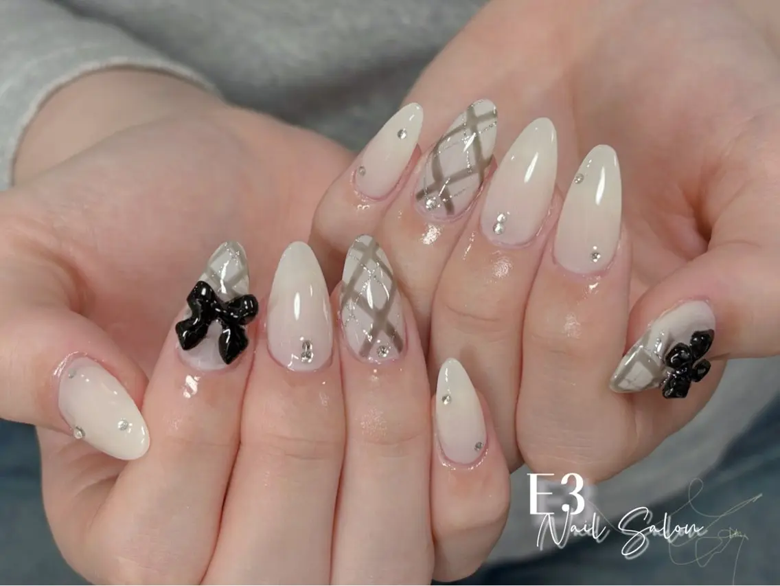 ネイル フレンチネイル ジェルネイル ガラスフレンチ グラデーション キラキラネイル ハンドネイル E3 Nail Salonのネイルデザイン