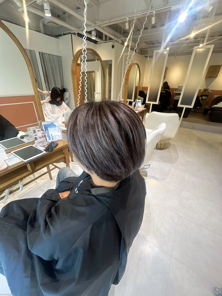ショート カラー ブリーチ シルバー 橋本 天愛のヘアスタイル