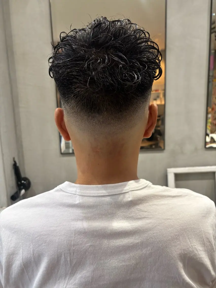 ショート パーマ メンズ センターパート フェードカット 刈り上げ ショートヘア 中目黒メンズ刈り上げ Harunaのヘアスタイル