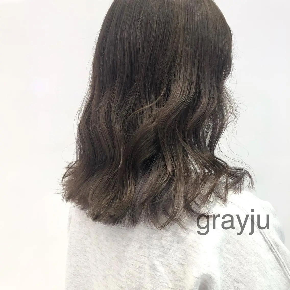 ミディアム カラー グレージュ カット ヘアカラー 相川 愛実のヘアスタイル