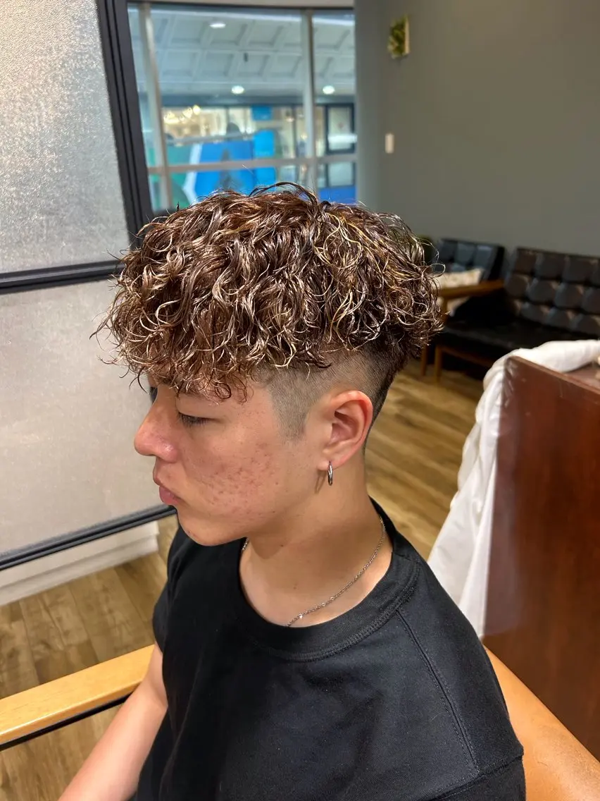 ミディアム カラー パーマ メンズ ミディアムパーマ メンズハイライト メンズパーマ スペインカール ブラウンカラー カット ヘアカラー パーマ 鶴田 将清のヘアスタイル