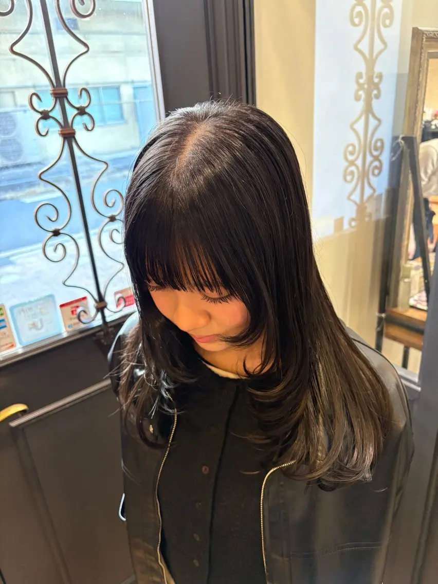 セミロング カラー カット ヘアカラー しおり🍬 KOKORO🤍のヘアスタイル