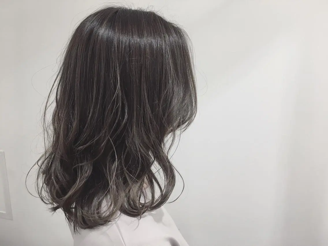 ミディアム カラー ハイライトカラー 3Dハイライト ハイライト 外ハネヘア カット パーマ てんま さやかのヘアスタイル