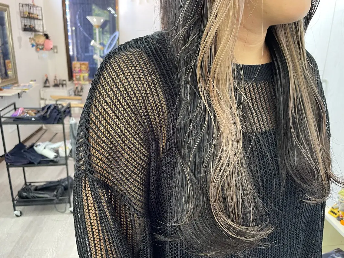 ロング カラー ベージュカラー ブリーチ イヤリングカラー ホワイトベージュ オノ アカネのヘアスタイル