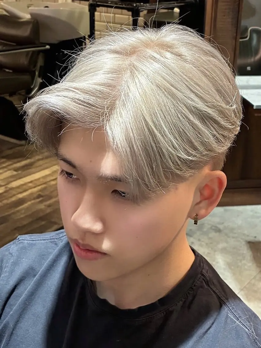 ミディアム カラー メンズ メンズブリーチ センターパート 刈り上げ ブリーチ カット ヘアカラー メンズ特化 翔平のヘアスタイル