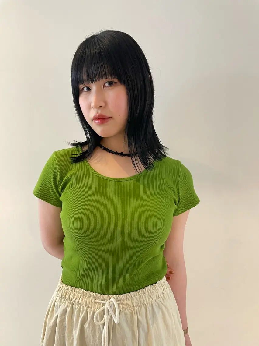 ミディアム カラー 黒髪 ブルーカラー ブルーブラック 透明感カラー 韓国風カラー ヘアカラー トリートメント MIU/ルーツカラー 顔まわりレイヤーのヘアスタイル