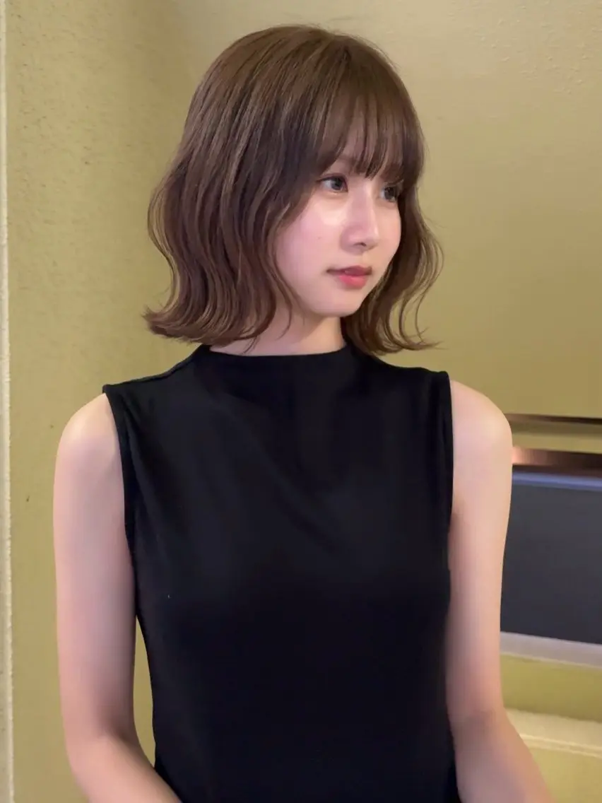 ミディアム カラー カット ブリーチなしベージュ ／レイヤーモカのヘアスタイル