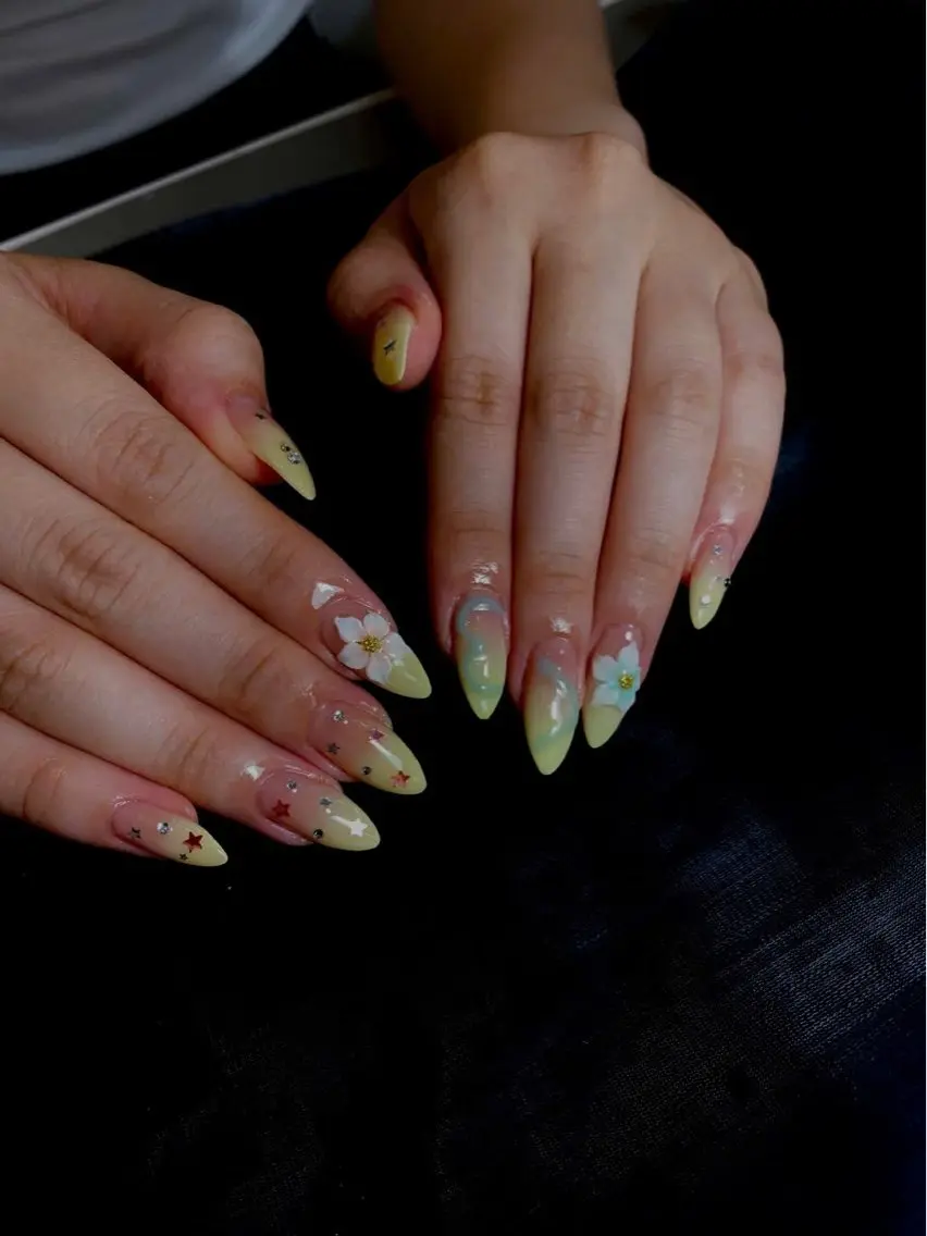 ネイル フラッシュネイル フレンチネイル グラデーション キラキラネイル 韓国ネイル ハンドネイル Hy nailsのネイルデザイン