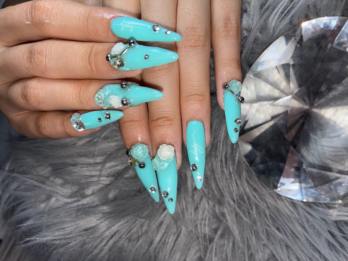 ミディアム ハンドネイル YOKOSUKA NAILS💅⚓️のネイルデザイン