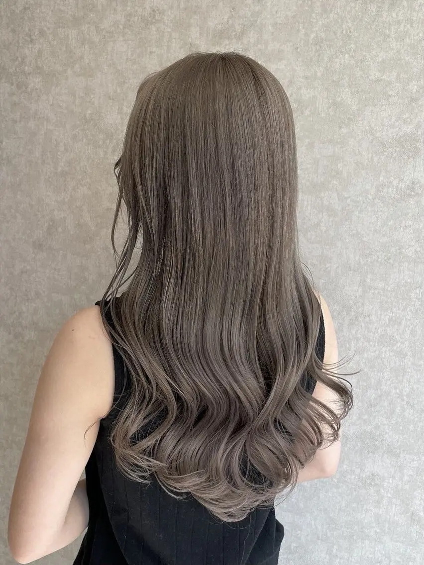 ロング カラー ヘアカラー トリートメント tomoya 透明感のグレージュのヘアスタイル