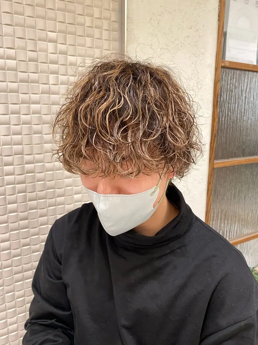 ミディアム パーマ ミディアムパーマ ウルフカット ツイストパーマ カット パーマ トリートメント ヘアセット 新宿メンズパーマ ヨモギダのヘアスタイル
