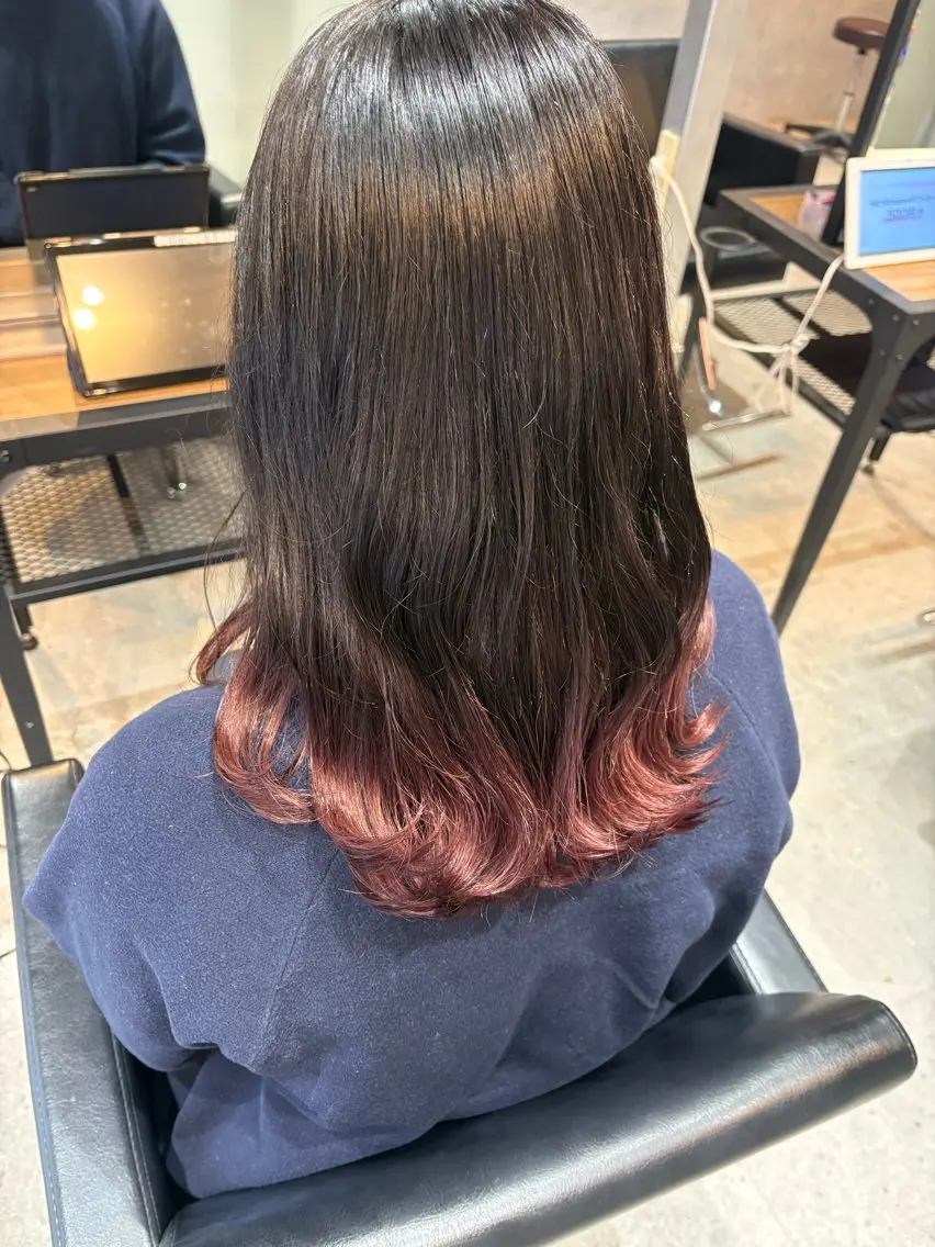 セミロング カラー グラデーションカラー ピンクカラー sato manamiのヘアスタイル
