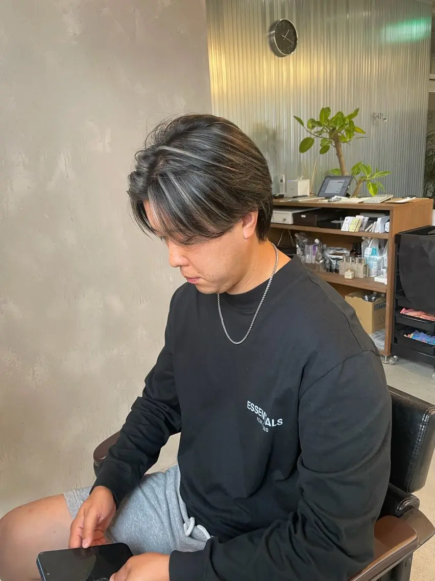 カラー メンズ センターパート メンズハイライト ハイライトカラー ✂︎SAITOU AKIRA✂︎のヘアスタイル
