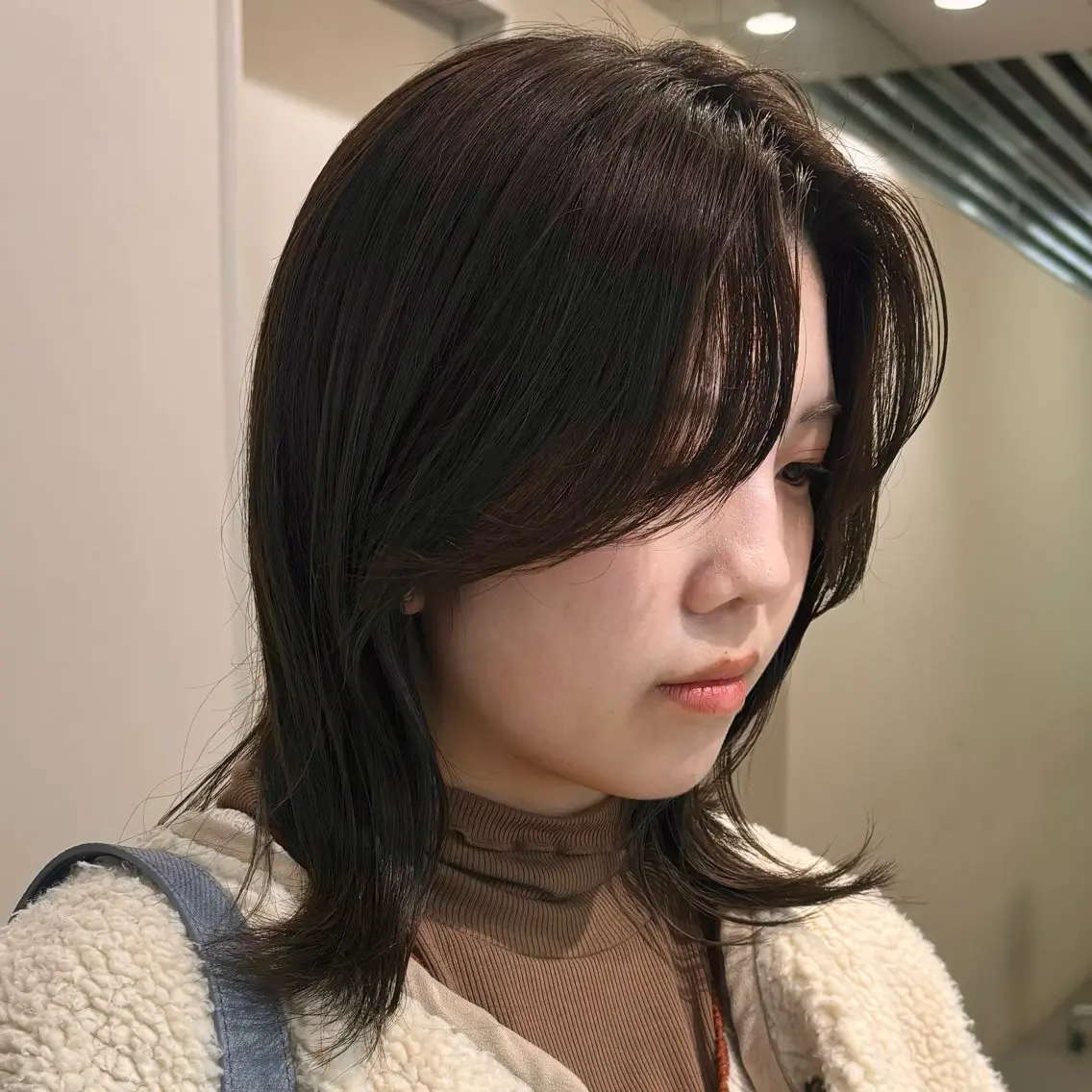 ミディアム カラー オリーブグレー ネヅ カオルのヘアスタイル