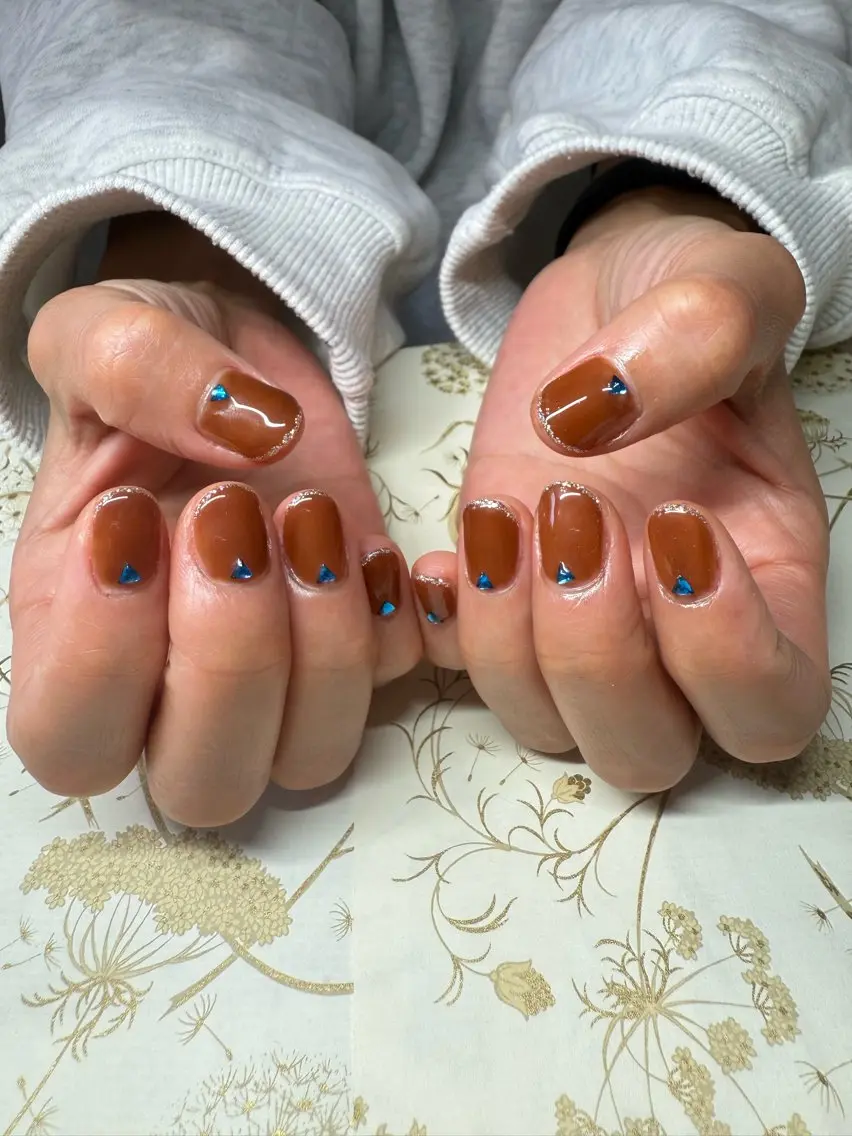 ネイル ブラウン フレンチネイル ラメ(グリッター) ストーンネイル 冬ネイル ハンドネイル miel nailのネイルデザイン