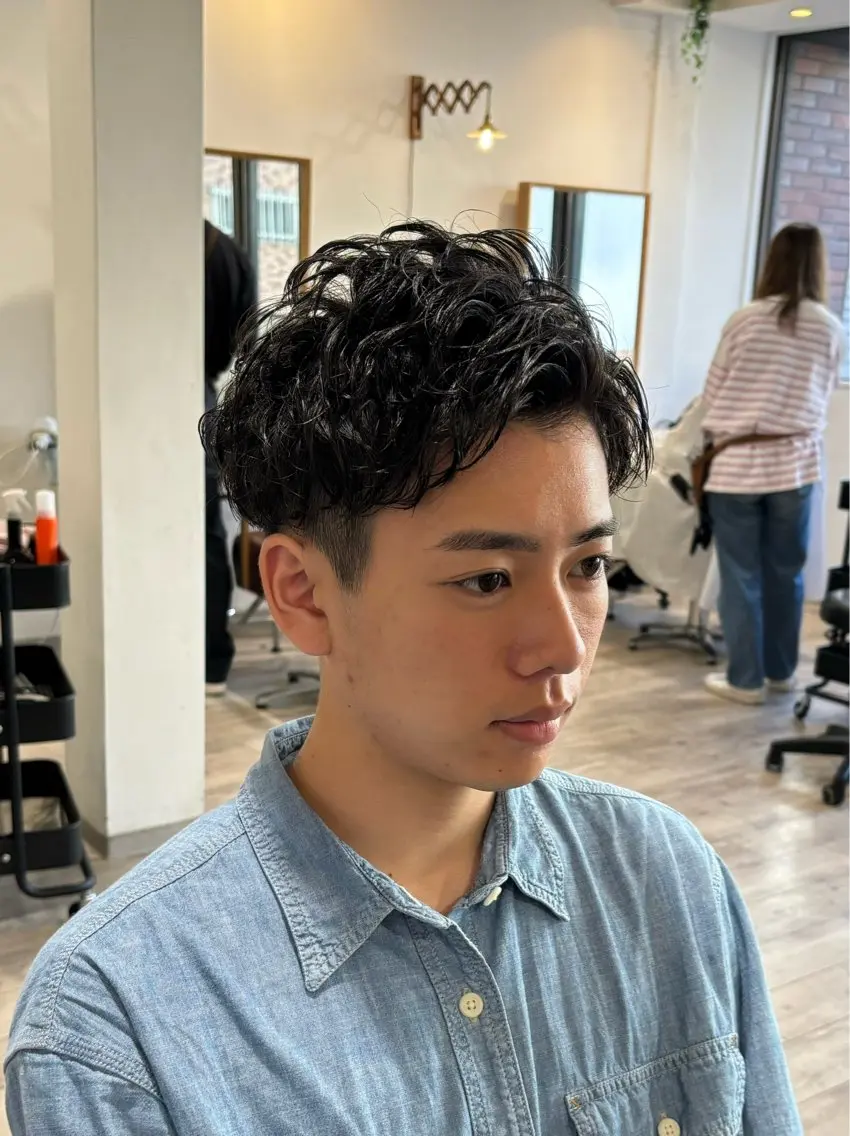 パーマ メンズ メンズパーマ ツーブロック 刈り上げ 保立フェザーパーマ 大人メンズヘア船橋駅のヘアスタイル