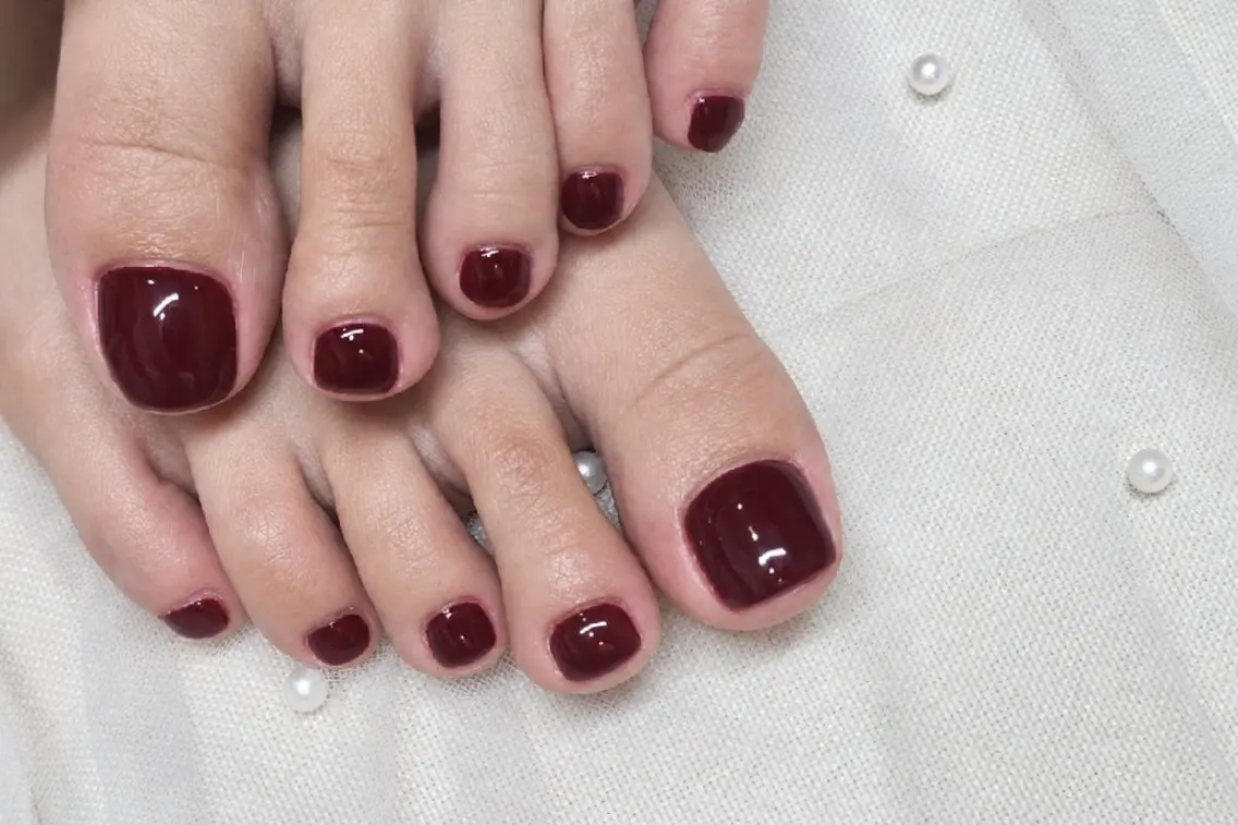 ネイル ボルドー フットネイル nail salon calm+ のネイルデザイン
